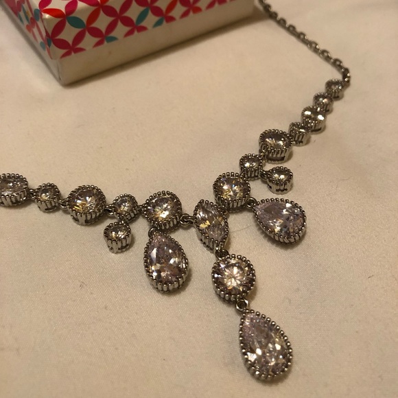 Teardrop faux diamond necklace - Picture 2 of 3